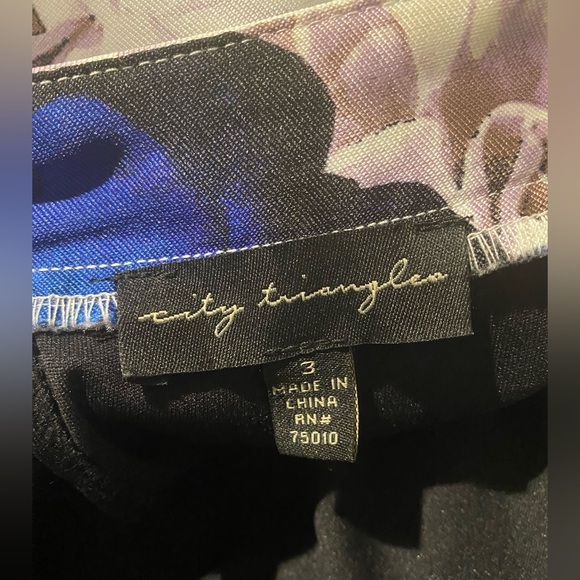 CITY TRIANGLES Skirt - Picture 2 of 3